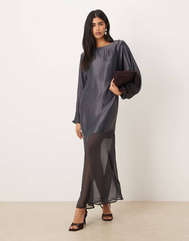 ASOS DESIGN - Satin-Maxikleid in Grau mit U-Boot-Ausschnitt, Fledermausärmeln und Chiffonrock von ASOS DESIGN