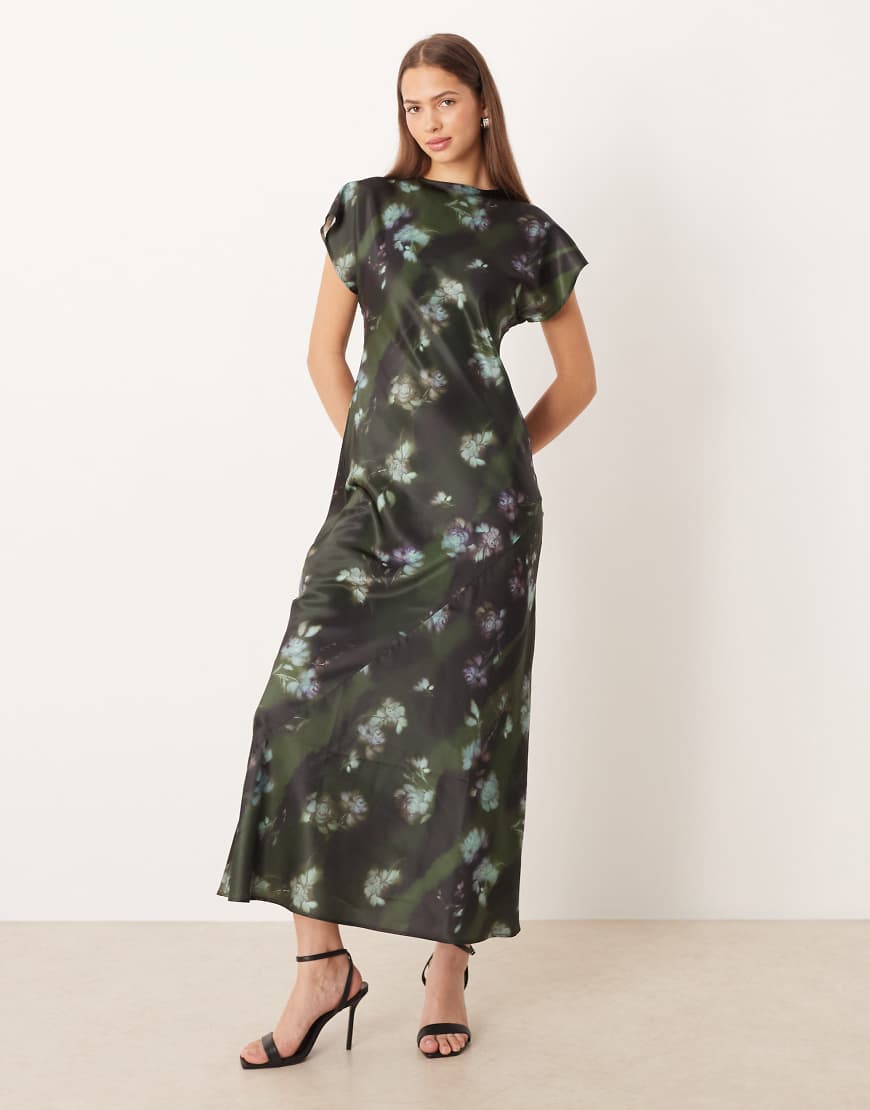 ASOS DESIGN - Satin-Maxikleid in Grün mit verschwommenem Blumenmuster, Flügelärmeln und Nahtdetail-Bunt von ASOS DESIGN