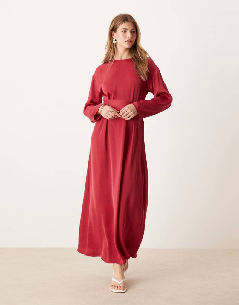 ASOS DESIGN - Träger-Maxikleid aus Satin in Himbeerrot mit gebundener Rückseite-Bunt von ASOS DESIGN