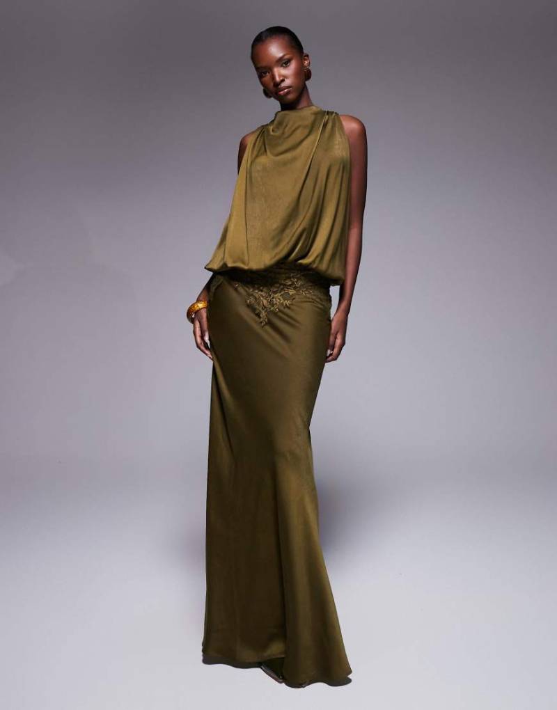 ASOS DESIGN - Satin-Maxikleid in Khaki mit Blouson-Oberteil und Spitzenapplikation-Grün von ASOS DESIGN
