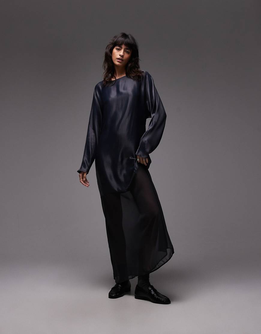 ASOS DESIGN - Satin-Maxikleid in Marineblau mit U-Boot-Ausschnitt, Fledermausärmeln und Spitzenrock von ASOS DESIGN