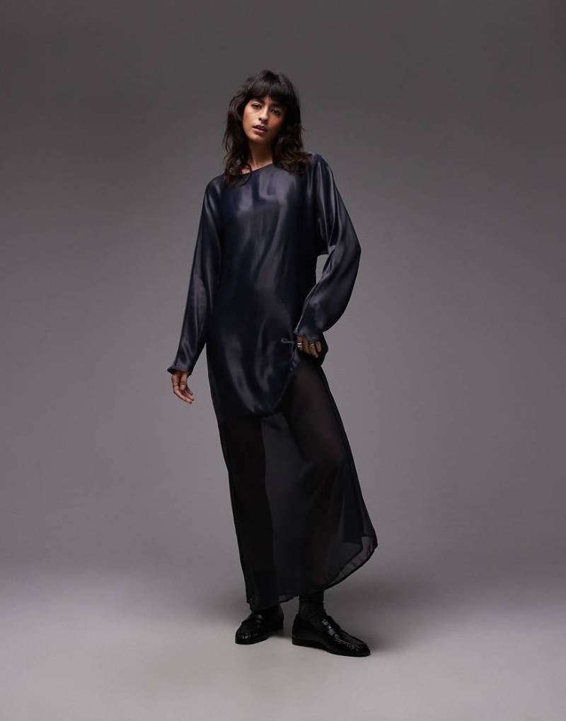 ASOS DESIGN - Satin-Maxikleid in Marineblau mit U-Boot-Ausschnitt, Fledermausärmeln und Spitzenrock von ASOS DESIGN