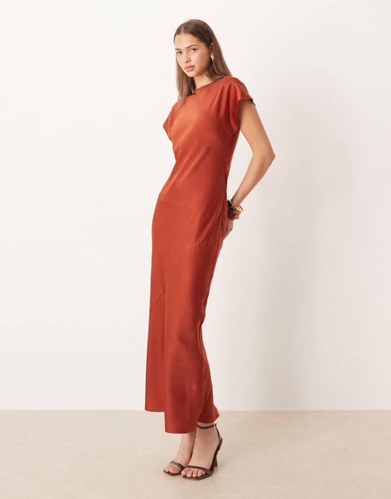 ASOS DESIGN - Satin-Maxikleid in Rostrot mit Flügelärmeln und Nahtdetail-Brown von ASOS DESIGN