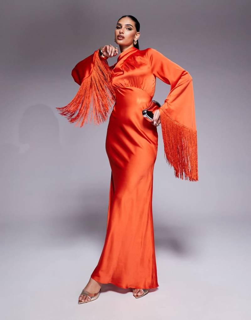 ASOS DESIGN - Satin-Maxikleid in Rot mit Schrägschnitt, Fransendetail an den Ärmeln und drapiertem Ausschnitt von ASOS DESIGN