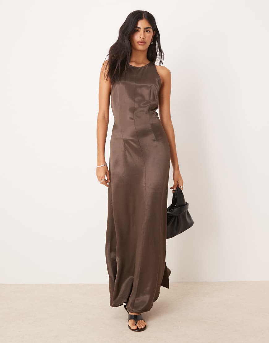 ASOS DESIGN - Satin-Maxikleid in Schokobraun mit Ringerrücken ASOS DESIGN - Satin-Maxikleid in Schokobraun mit Ringerrücken von ASOS DESIGN