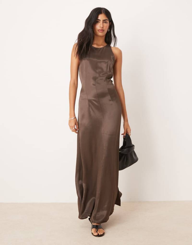 ASOS DESIGN - Satin-Maxikleid in Schokobraun mit Ringerrücken von ASOS DESIGN