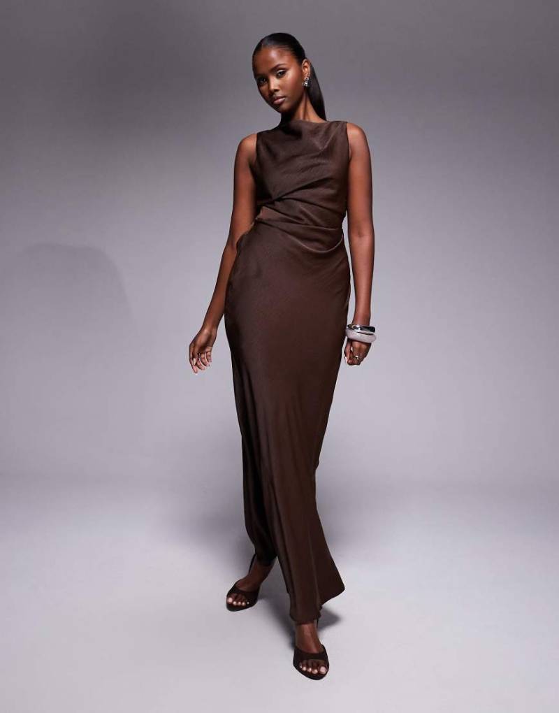 ASOS DESIGN - Satin-Maxikleid in Schokobraun mit drapiertem Oberteil und Wasserfallausschnitt am Rücken-Brown von ASOS DESIGN