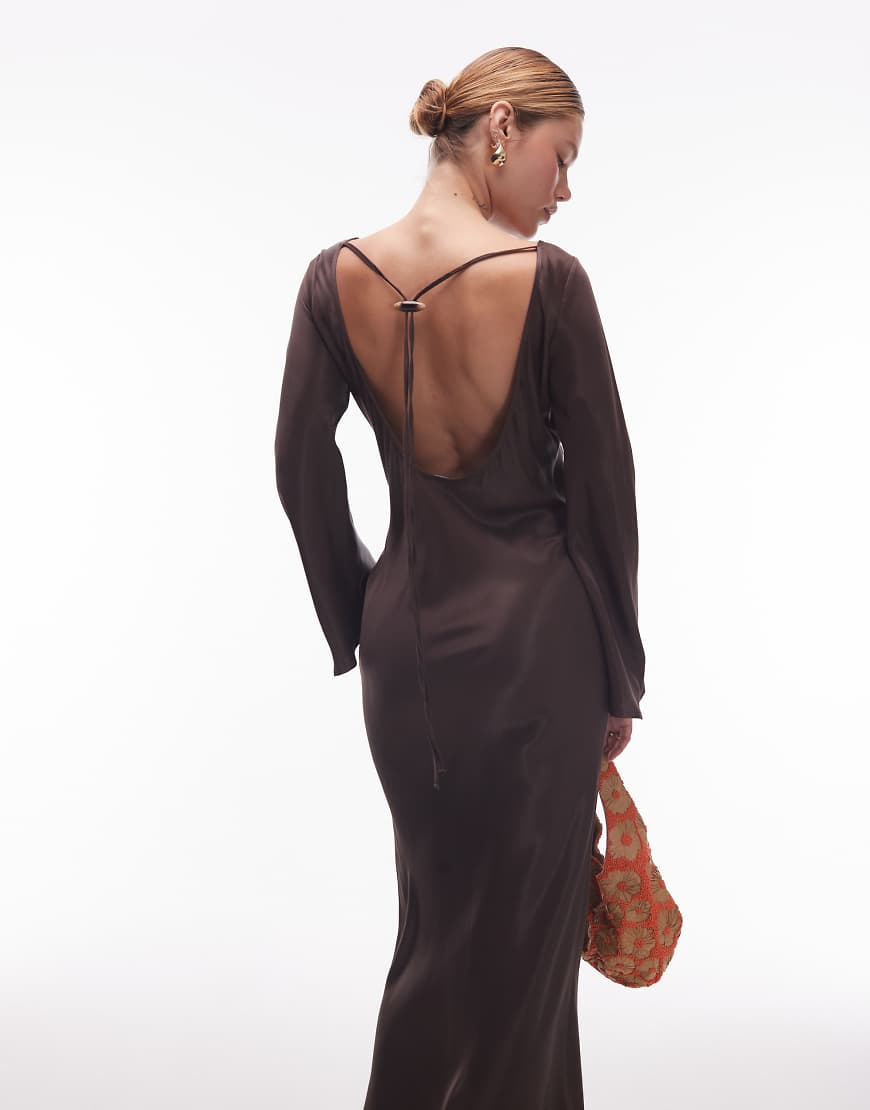 ASOS DESIGN - Satin-Maxikleid in Schokoladenbraun mit Trompetenärmeln und tiefem Rückenausschnitt von ASOS DESIGN