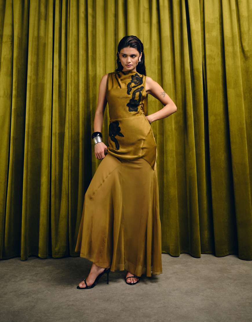 ASOS DESIGN - Satin-Maxikleid in Zimt mit drapierter Rückseite, Spitzenapplikation und Godets-Brown von ASOS DESIGN