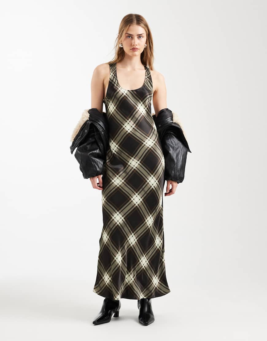 ASOS DESIGN - Satin-Maxikleid in kariertem Braun mit U-Ausschnitt-Bunt von ASOS DESIGN
