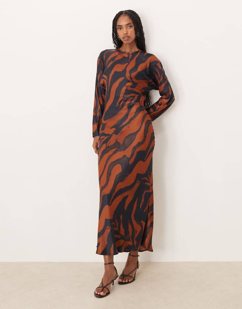 ASOS DESIGN - Träger-Maxikleid aus Satin mit Animal-Print, Rundhalsausschnitt und Ballonärmeln-Bunt von ASOS DESIGN