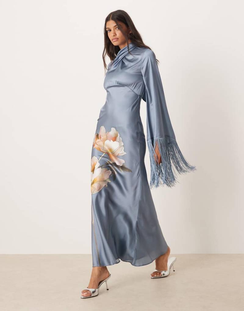 ASOS DESIGN - Satin-Maxikleid mit Schrägschnitt, Fransendetail an den Ärmeln, Blumenmotiv und drapiertem Ausschnitt-Bunt von ASOS DESIGN