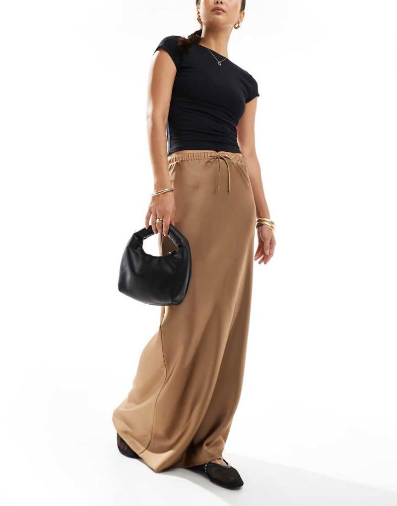 ASOS DESIGN - Satin-Maxirock in Braun mit Tunnelzug in der Taille und Bias-Cut von ASOS DESIGN