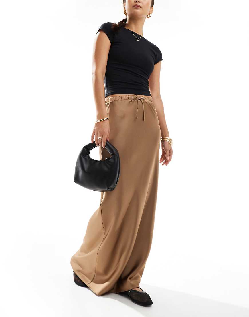 ASOS DESIGN - Satin-Maxirock in Braun mit Tunnelzug in der Taille und Bias-Cut ASOS DESIGN - Satin-Maxirock in Braun mit Tunnelzug in der Taille und Bias-Cut von ASOS DESIGN