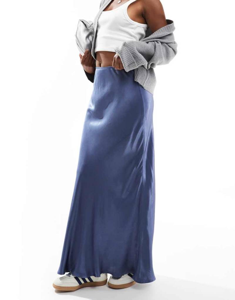 ASOS DESIGN - Satin-Maxirock in Petrolblau mit asymmetrischem Saum von ASOS DESIGN
