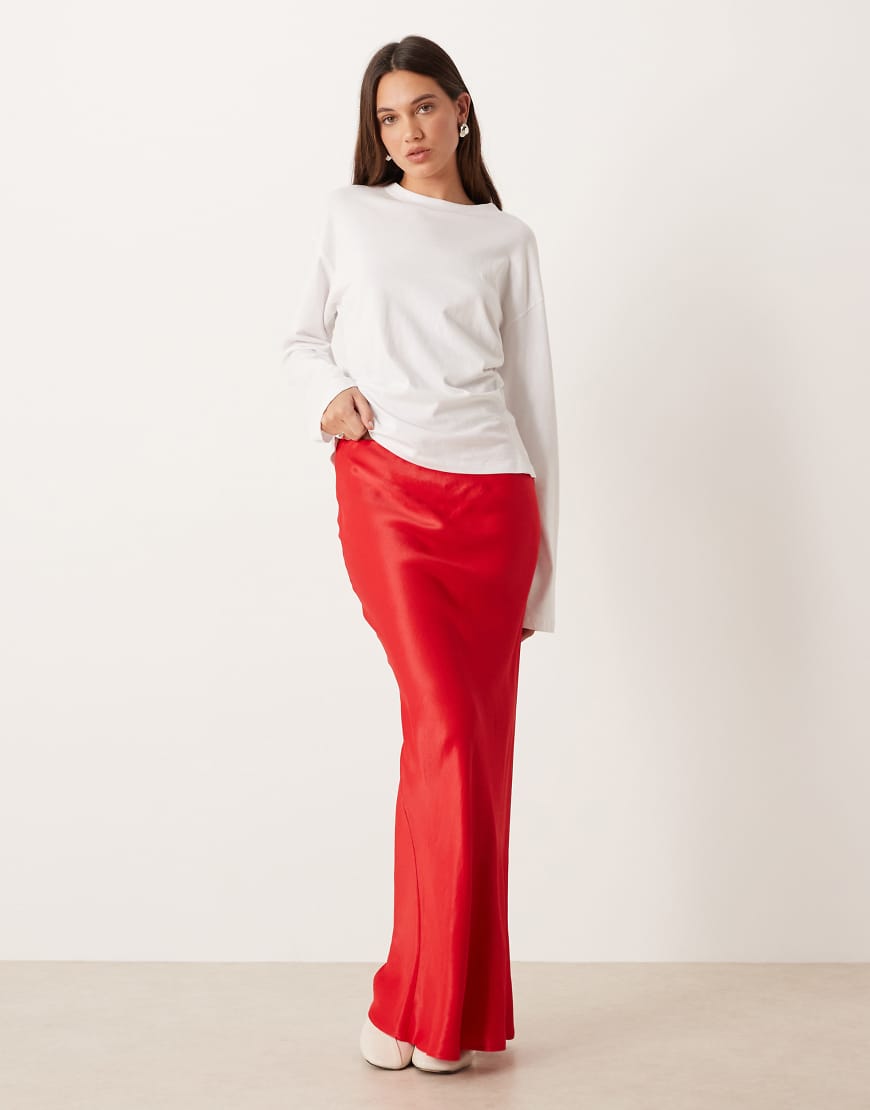 ASOS DESIGN - Satin-Maxirock in Rot mit Schrägschnitt von ASOS DESIGN