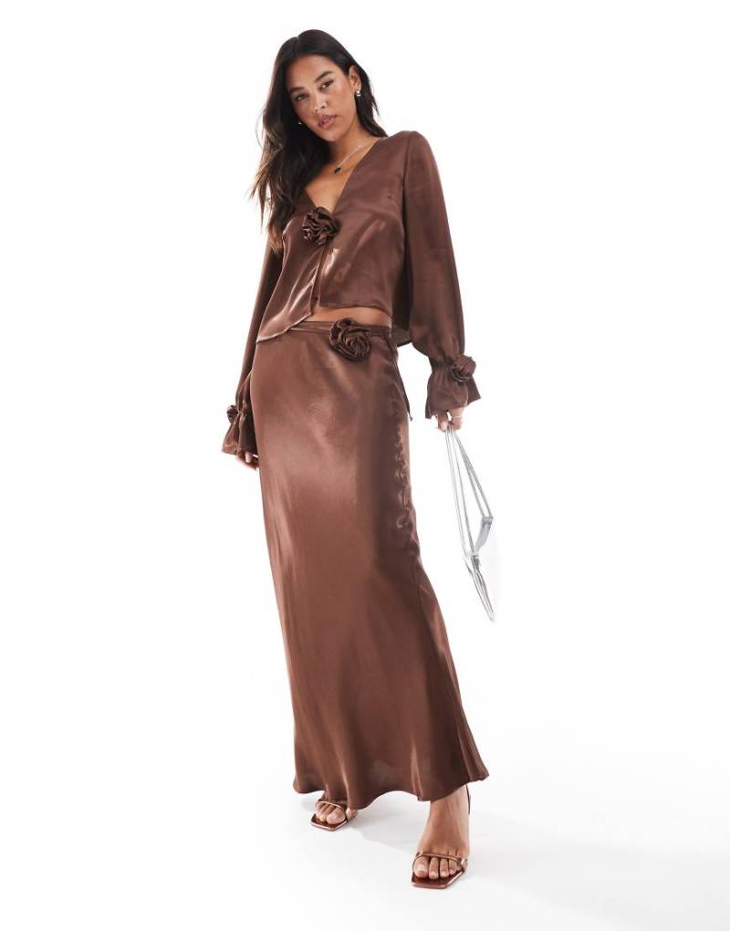 ASOS DESIGN - Satin-Maxirock in Schokobraun mit Ansteckblumendetail von ASOS DESIGN