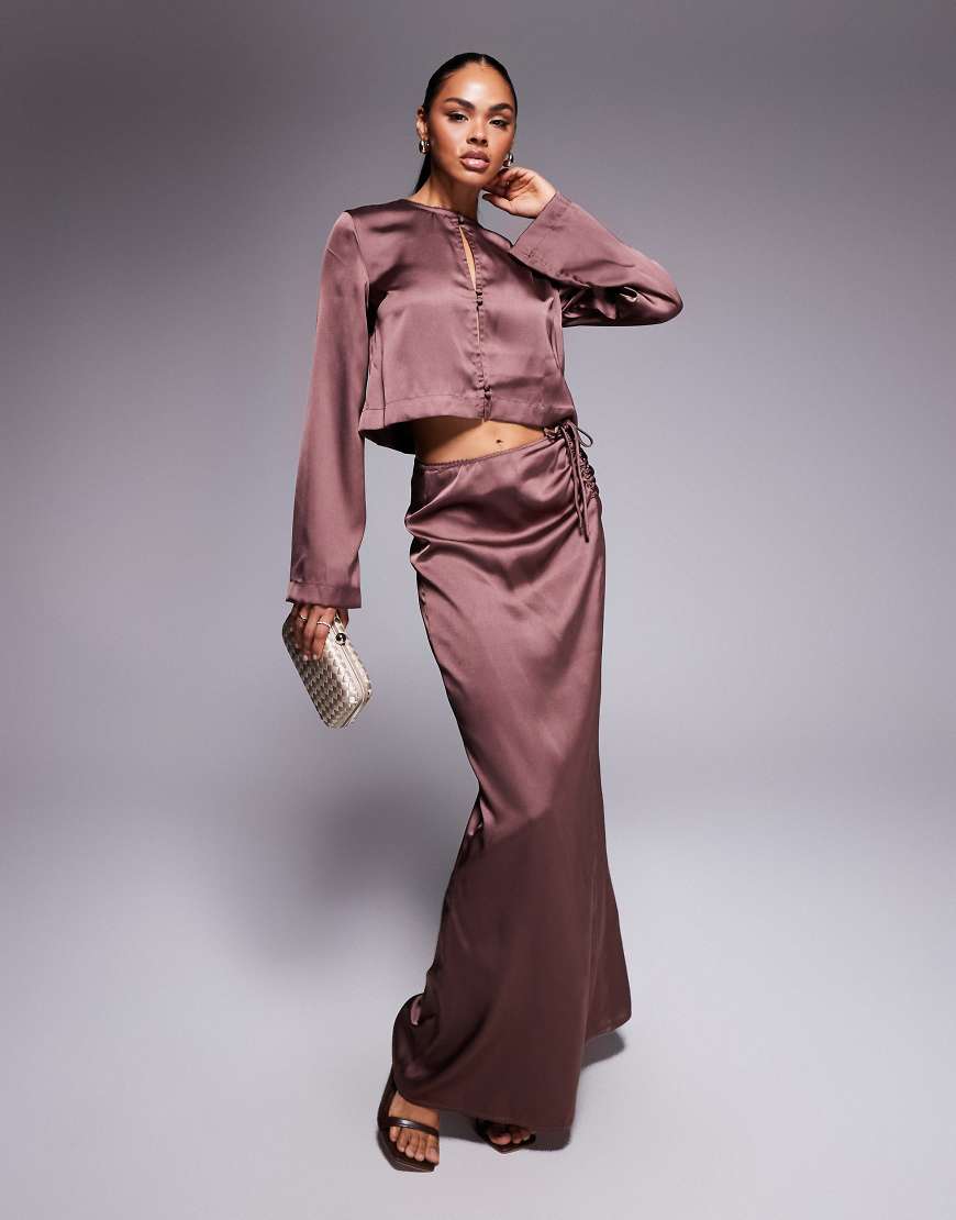 ASOS DESIGN - Satin-Maxirock in Schokobraun mit Raffung, Kombiteil-Brown von ASOS DESIGN
