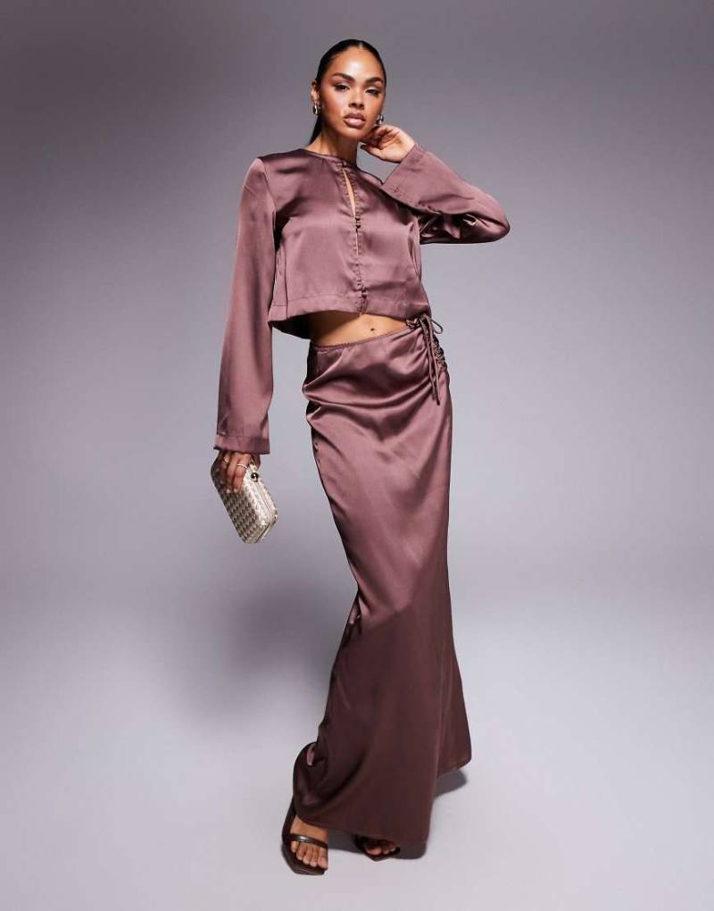 ASOS DESIGN - Satin-Maxirock in Schokobraun mit Raffung, Kombiteil-Brown von ASOS DESIGN