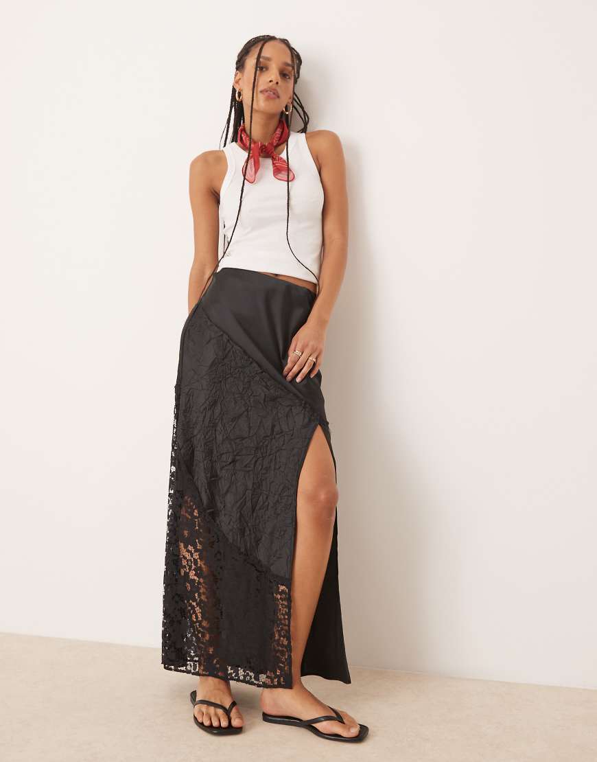 ASOS DESIGN - Satin-Maxirock in Schwarz mit Crinkle- und Spitzen-Struktur und hohem Beinschlitz von ASOS DESIGN