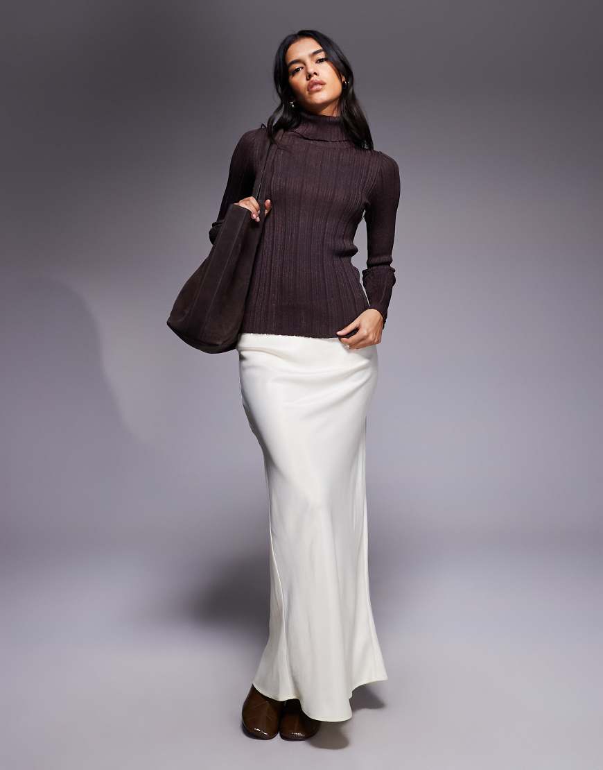 ASOS DESIGN - Satin-Maxirock in Winterweiß mit Schrägschnitt von ASOS DESIGN