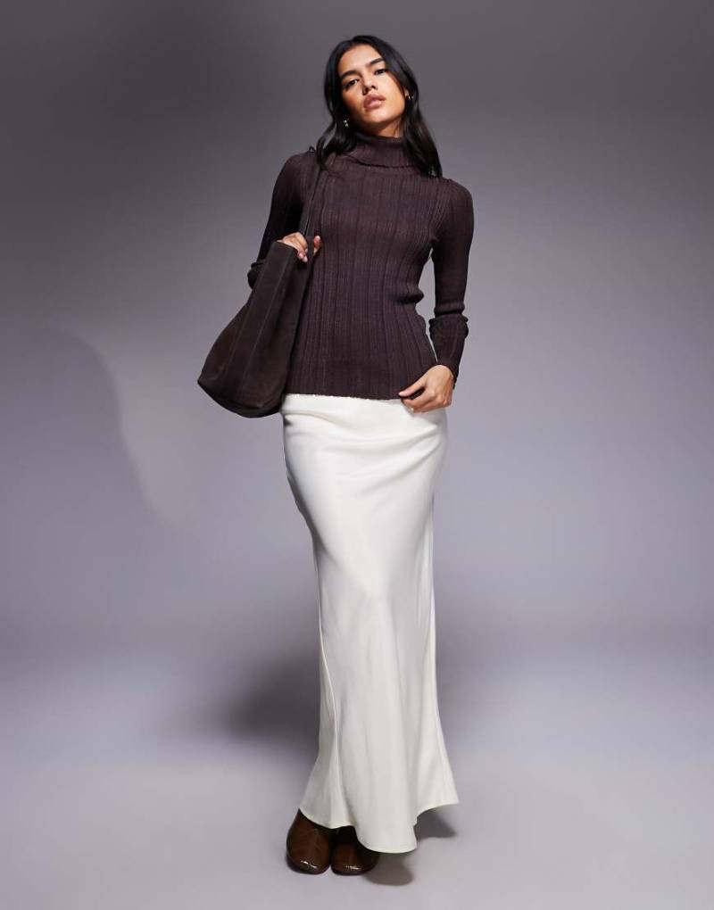 ASOS DESIGN - Satin-Maxirock in Winterweiß mit Schrägschnitt von ASOS DESIGN