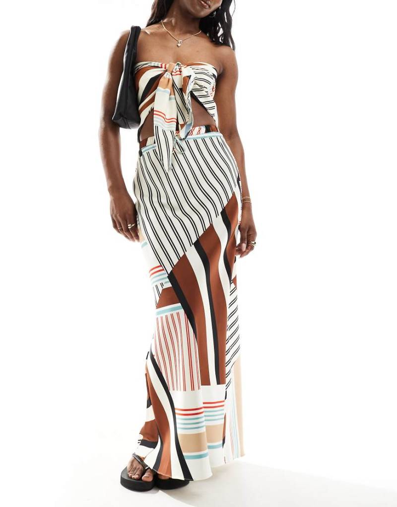 ASOS DESIGN - Satin-Maxirock mit Streifenprint und asymmetrischem Schnitt mit Bindegürtel in der Taille-Bunt von ASOS DESIGN