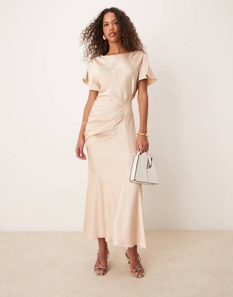 ASOS DESIGN - Satin-Midikleid in Cremeweiß mit seitlicher Raffung und Flatterärmeln von ASOS DESIGN