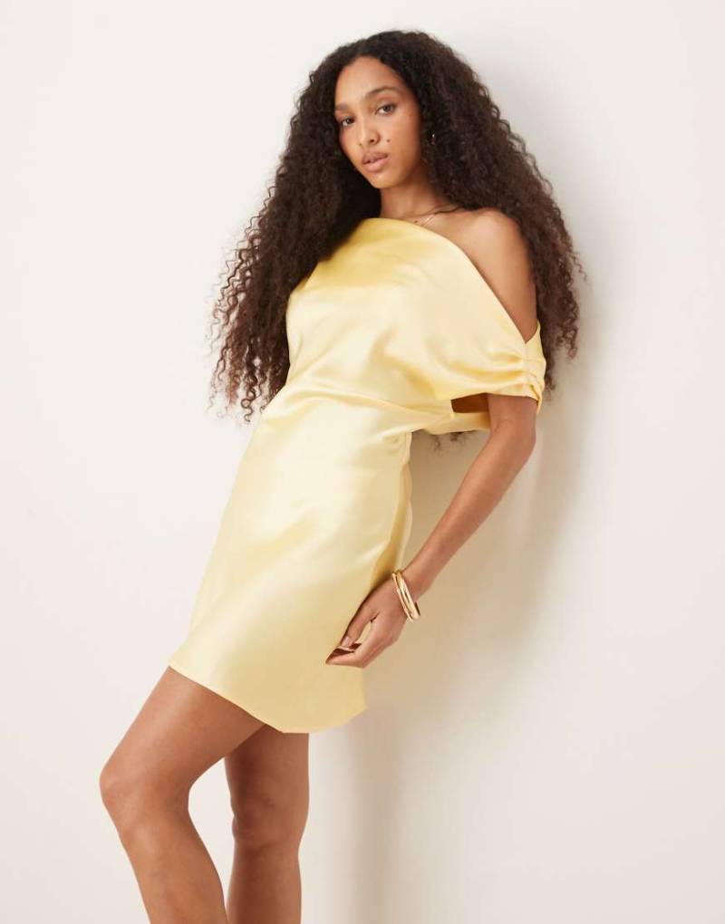 ASOS DESIGN - Satin-Minikleid in Buttermilchgelb mit drapiertem One-Shoulder-Träger von ASOS DESIGN