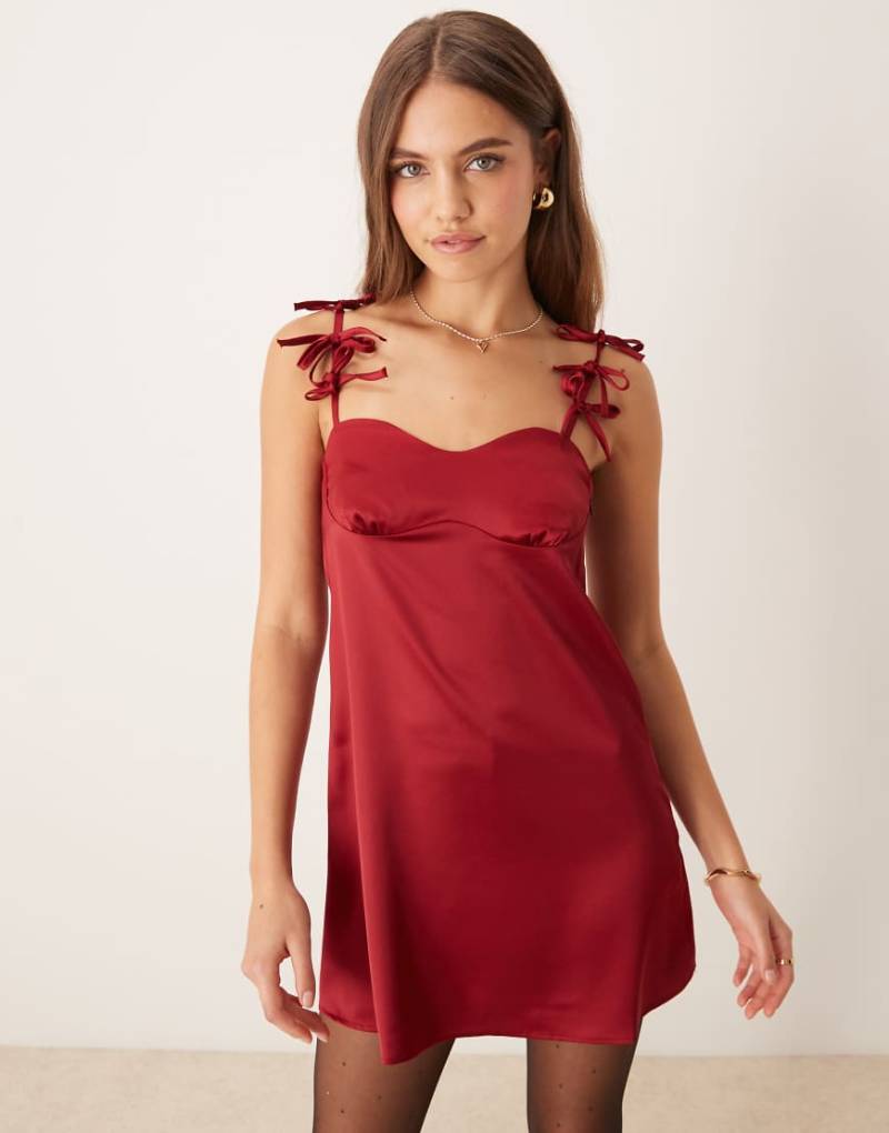 ASOS DESIGN - Satin-Minikleid in Rot mit schleifenbesetzten Trägern von ASOS DESIGN