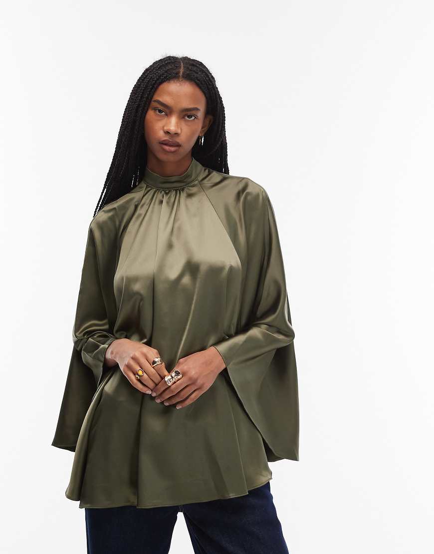 ASOS DESIGN - Satin-Oberteil in dunklem Khaki mit voluminösen Cape-Ärmeln-Brown von ASOS DESIGN