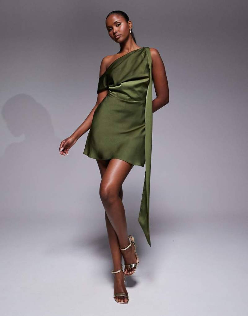 ASOS DESIGN - Satin-Playsuit in Khaki mit Schal-Detail und abfallender Schulterpartie-Grün von ASOS DESIGN