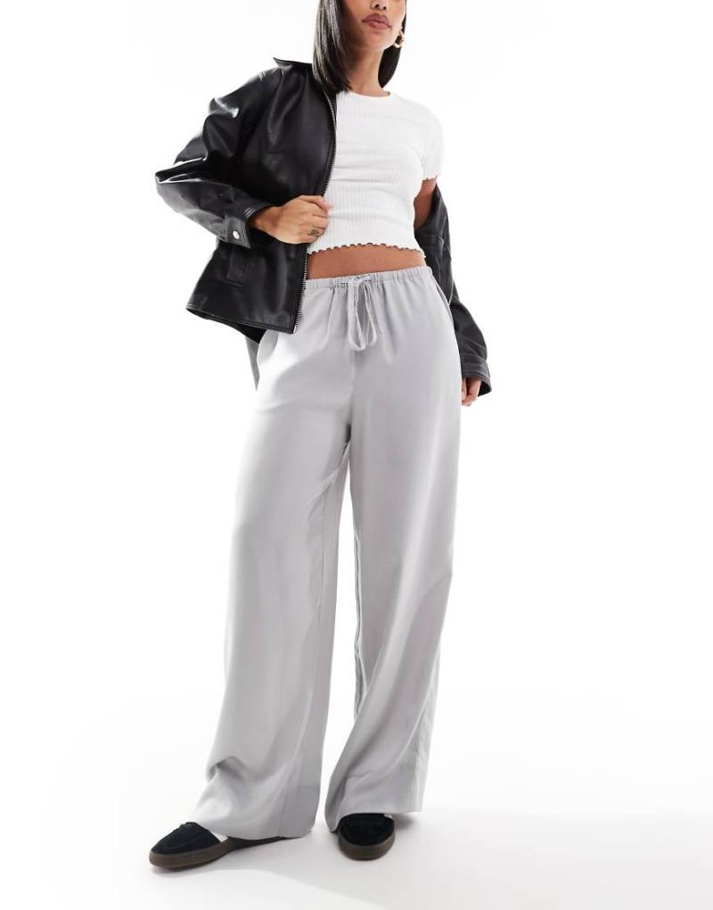 ASOS DESIGN - Satin-Pull-on-Hose in Silber von ASOS DESIGN