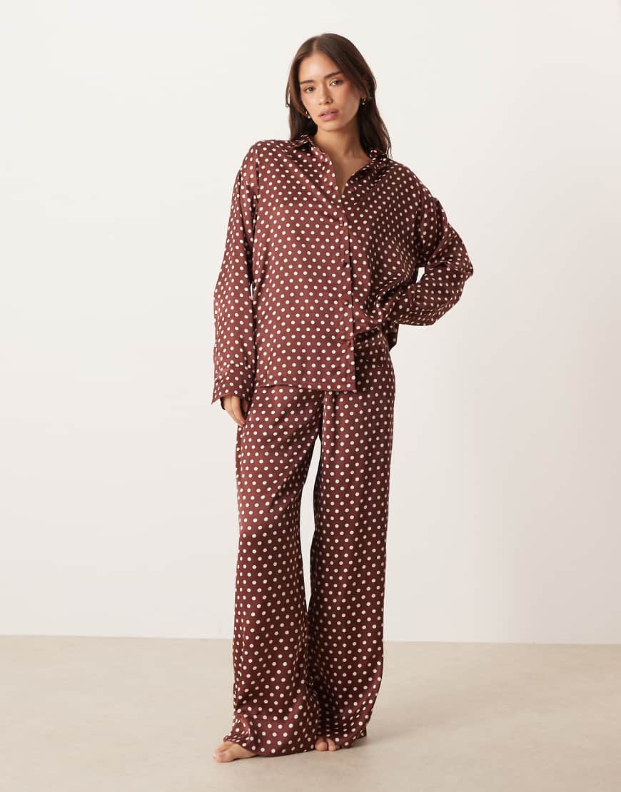 ASOS DESIGN - Satin-Pyjama in Braun mit Polka Dots aus Hemd und Hose-Bunt ASOS DESIGN - Satin-Pyjama in Braun mit Polka Dots aus Hemd und Hose-Bunt von ASOS DESIGN