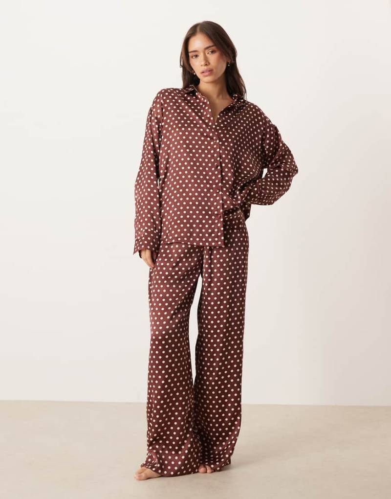 ASOS DESIGN - Satin-Pyjama in Braun mit Polka Dots aus Hemd und Hose-Bunt von ASOS DESIGN