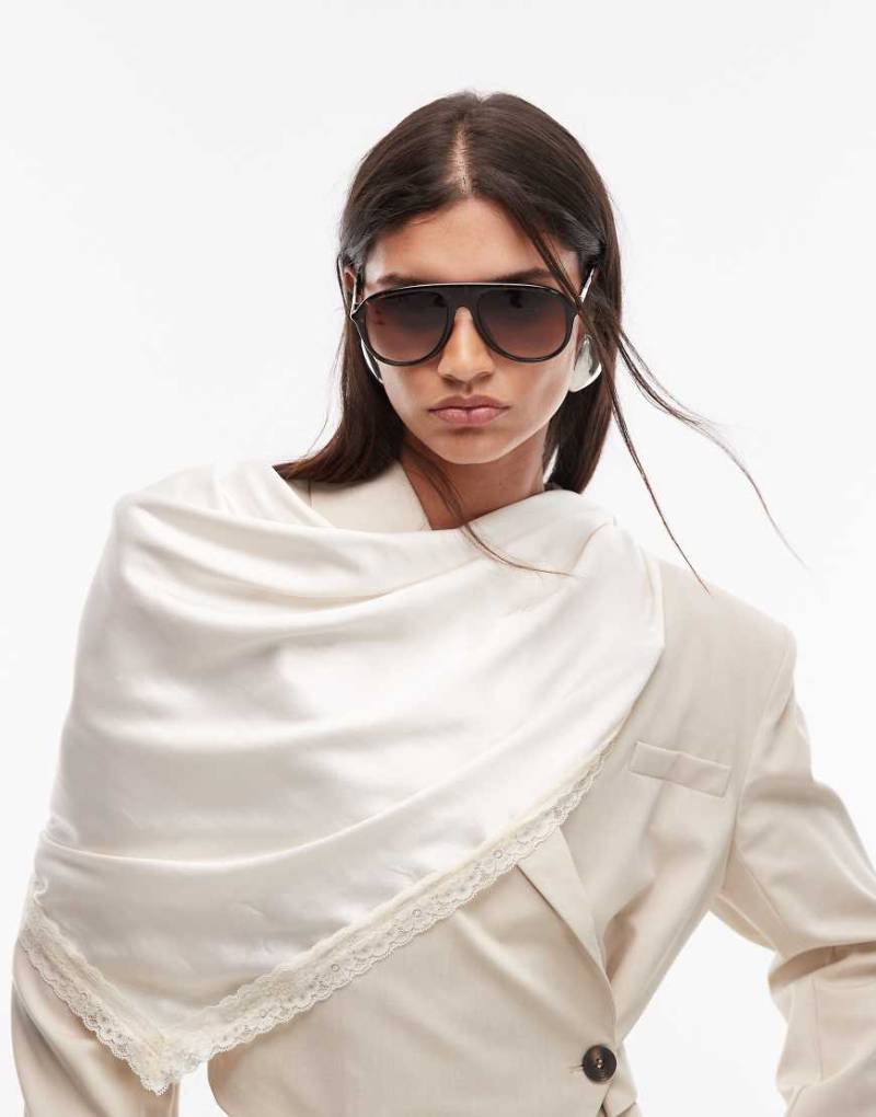 ASOS DESIGN - Satin-Schal in Ecru mit Spitzenborte-Weiß von ASOS DESIGN