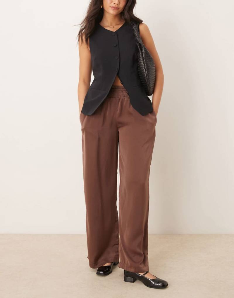 ASOS DESIGN - Satin-Schlupfhose in Mokka mit gesmokter Taille-Braun von ASOS DESIGN