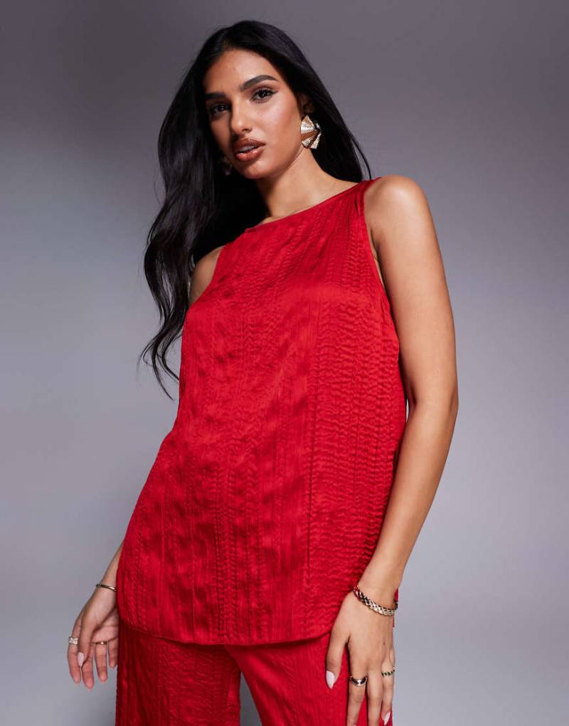 ASOS DESIGN - Satin-Tanktop in Kirschrot mit Knitterstruktur und U-Boot-Ausschnitt, Kombiteil von ASOS DESIGN