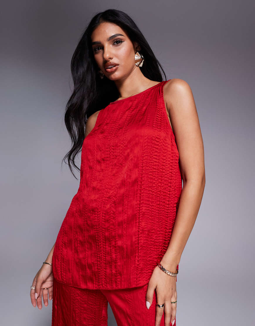 ASOS DESIGN - Satin-Tanktop in Kirschrot mit Knitterstruktur und U-Boot-Ausschnitt, Kombiteil von ASOS DESIGN