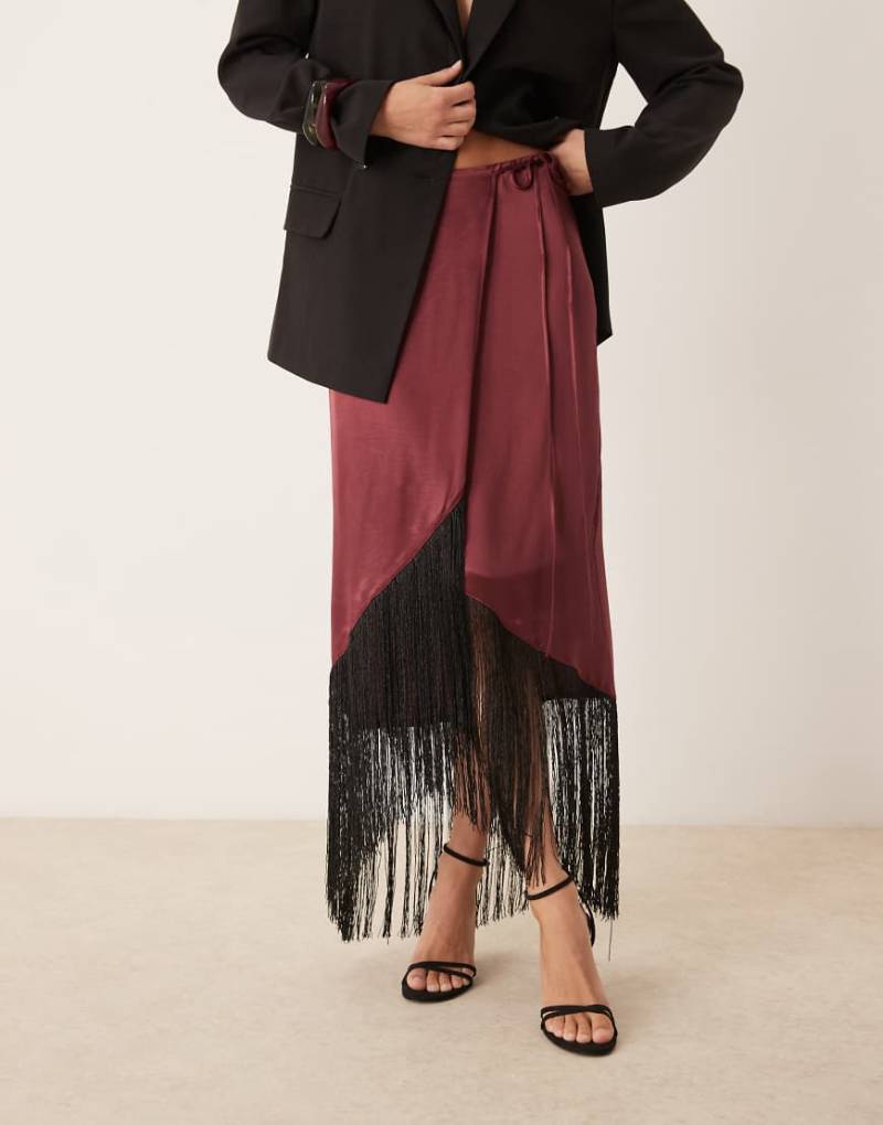 ASOS DESIGN - Satin-Wickelrock in Burgunderrot mit Fransensaum von ASOS DESIGN