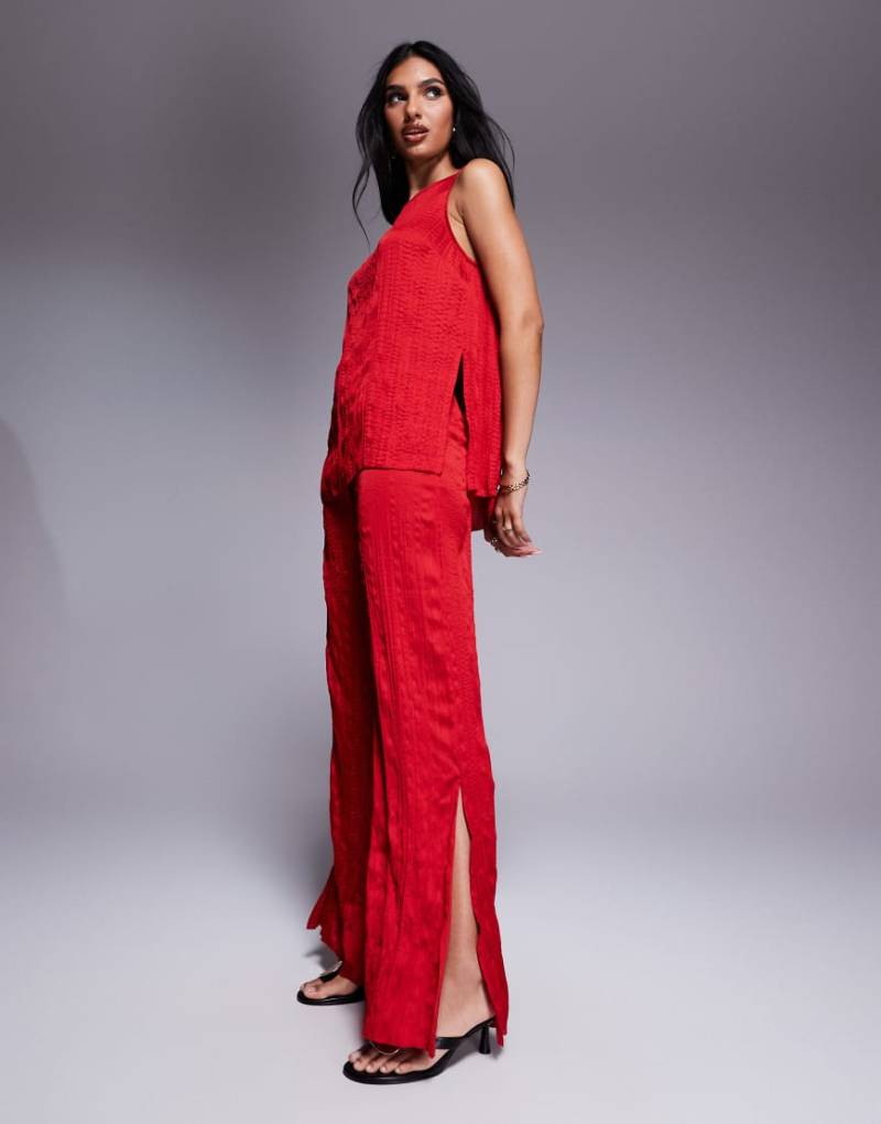 ASOS DESIGN - Satinhose in Kirschrot mit geradem Bein, Schlitz und Knitterstruktur, Kombiteil von ASOS DESIGN