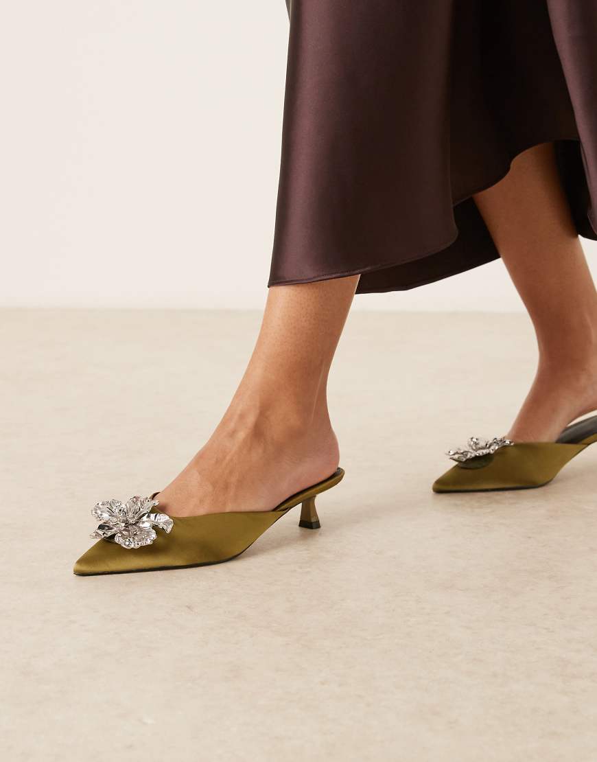 ASOS DESIGN - Savvy - Satin-Mules in Olivgrün mit mittelhohem Absatz und Blumendetail von ASOS DESIGN
