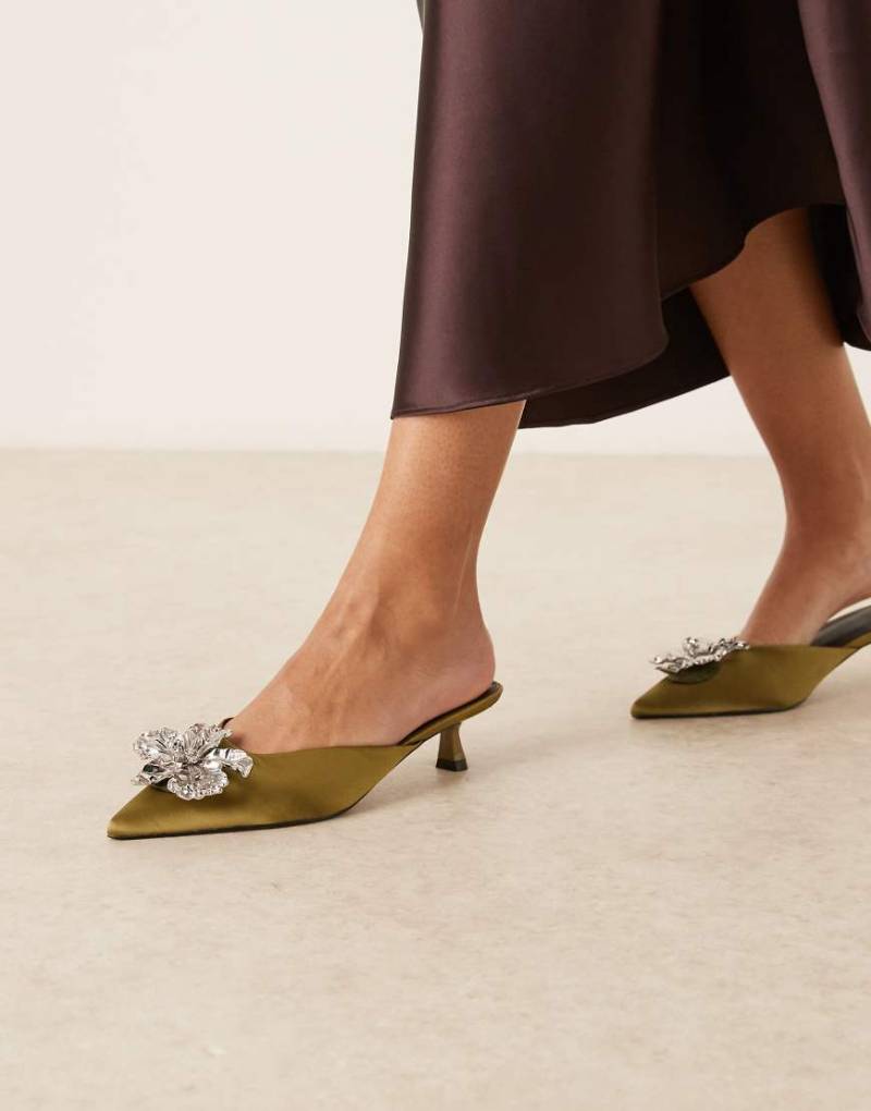 ASOS DESIGN - Savvy - Satin-Mules in Olivgrün mit mittelhohem Absatz und Blumendetail von ASOS DESIGN