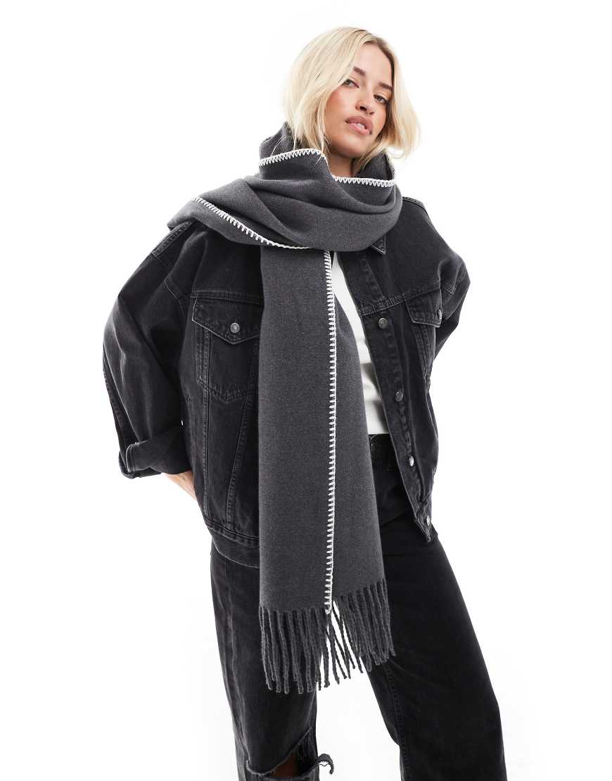 ASOS DESIGN - Schal in Anthrazit mit kontrastierenden Steppnähten in Weiß-Bunt ASOS DESIGN - Schal in Anthrazit mit kontrastierenden Steppnähten in Weiß-Bunt von ASOS DESIGN