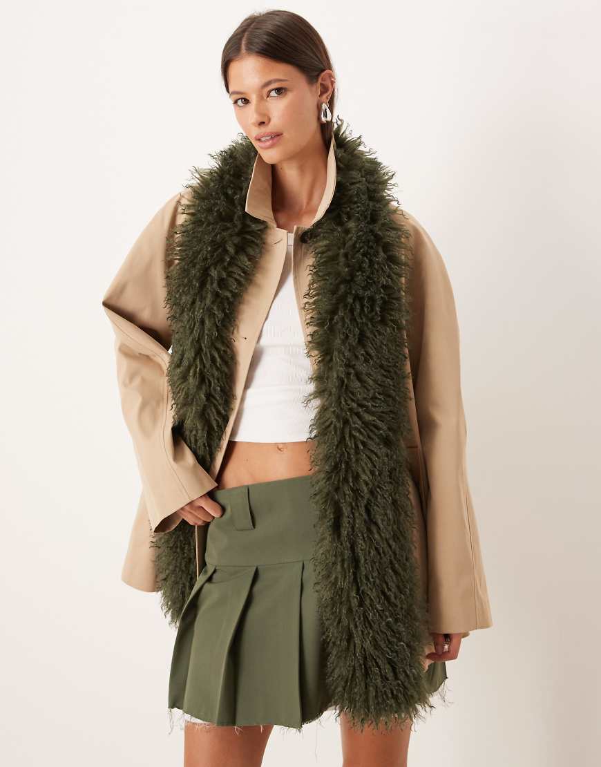 ASOS DESIGN - Schal in Dunkelgrün aus mongolischem Kunstpelz von ASOS DESIGN