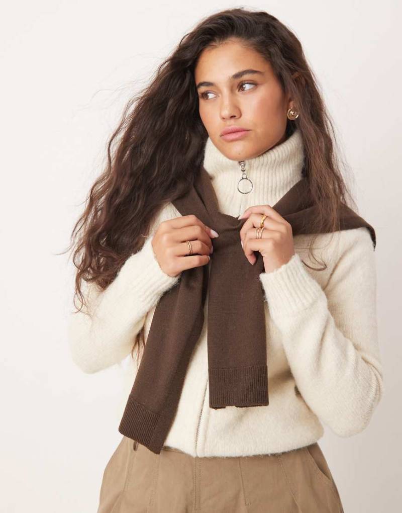 ASOS DESIGN - Schal in Pullover-Optik in Schokobraun von ASOS DESIGN
