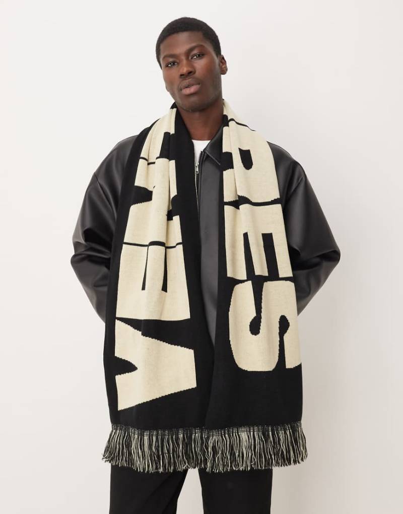 ASOS DESIGN - Wendbarer Strickschal in Schwarz mit Grafik von ASOS DESIGN