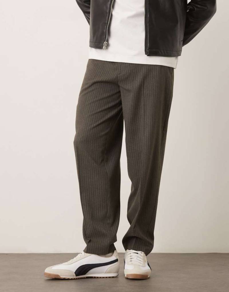 ASOS DESIGN - Schicke, schmal zulaufende Oversize-Hose aus Flanell in Grau mit Nadelstreifen von ASOS DESIGN