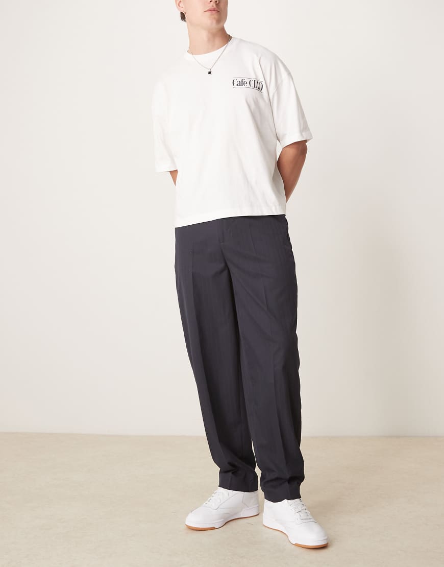 ASOS DESIGN - Schicke, schmal zulaufende Oversize-Hose in Marineblau mit Nadelstreifen ASOS DESIGN - Schicke, schmal zulaufende Oversize-Hose in Marineblau mit Nadelstreifen von ASOS DESIGN