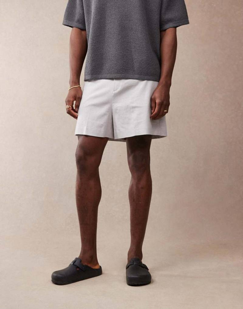 ASOS DESIGN - Elegante Cropped-Bermudashorts aus Leinenmix in Hellgrau von ASOS DESIGN
